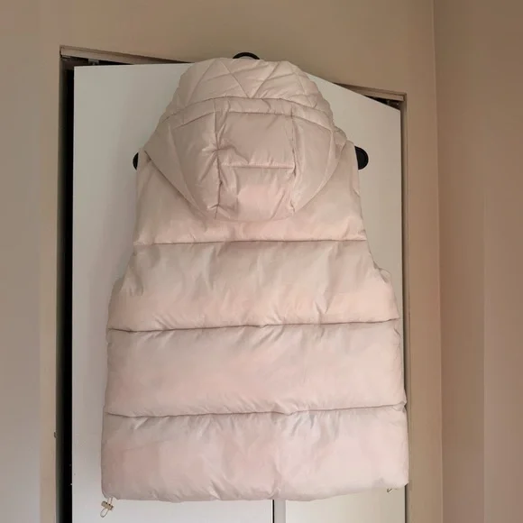 Gap heavyweight puffer vest in an off-white color with detachable oversized hood - Picture 2 of 5